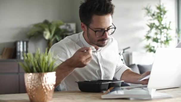 businessman-eating-home-office